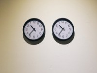 Nicht alle Uhren gehen gleich, und die Zeit ist ein sonderbar Ding. © Elsa Okazaki