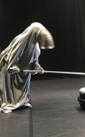 "Origins": Graue Frau mit Rüssel, in der ein Mann steckt. ©  Santo Pablo Krappmann