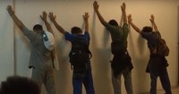 Wie Verbrecher stehen sie an der Wand. Aus dem Video der Uraufführung 2017. © Alice Ripoll / Cia REC