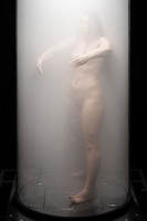 Die Nebel haben sich gelichtet, die Frau im Tank wird sichtbar. © Axel Lambrette 