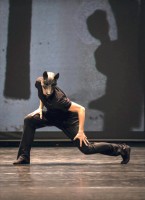 Ein böser Wolf? Ein lieber Wolf? Jedenfalls ein exzellenter Tänzer. Jakob Feiyferlik auf der Probebühne. Probenfoto:  © Wiener Staatsballett / Ashley Taylor 