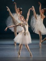 "Diamonds", Höhepunkt in Balanchines Ballett "Jewels" (im Bild Sveva Gargiulo). © Wiener Staatsballett / Ashley Taylor 