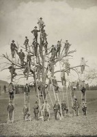 Choreografie im Grünen: „Obstbaukurs Biglen“, 1920. © Frizt Frankhauser / Schweizerisches Nationalmuseum