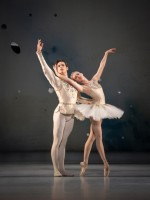 Jakob Feyferlik und Olga Esina, "Diamonds" in Balanchines "Jewels".  © Wiener Staatsballett / Ashley Taylor 