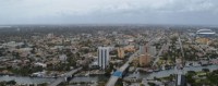 Blick auf Little Havana, neue Heimat der Exilkubaner. Rechts: Miami River foreground, Marlins Park; Coral Gables Skyline im Hintergrund; links: Coconut Grove and Biscayne Bay. © wikipedia / public domain  