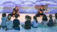 Elda Gallo und Lisa Magnan schlagen mit den Kindern Wellen.  Alle Bilder ©  Rainer Berson