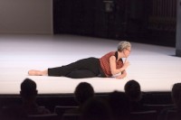 Deborah Hay: Gelassen und entspannt in  "my choreographed body …revisited"