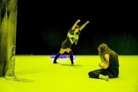 Elizabeth Ward tanzt unermüdlich, während Ana Threat am Boden kauert. © Kati Göttfried