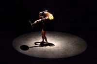 Miet Warlop dreht sich wie die Mittänzer singend und musizierend, bis die Lichter erlöschen.