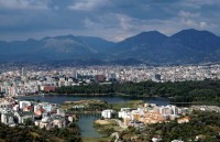 Tirana, die Hauptstadt Albaniens, Ausgangspunkt für die Reise Bujars. © wikipedia