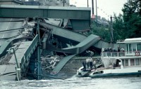 An enem Spnntagmorgen stürzte die Reichsbrücke in die Donau. Es war ein Toter zu beklagen. © Hans Sladek