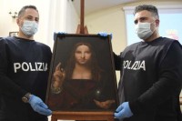 Eine Kopie des "Salvator Muni" wurde aus dem Museum in Neapel gestohlen, doch im April 2021 haat die italienishe Polizei das Double des teuersten Bildes der Welt wieder gefunden. Bildquelle: https://mag.sapo.pt/