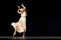 Elisabeth Schwartz tanzt in griechischem Gewand zu Frédéric Chopin. © Camille Blake