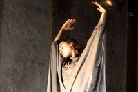 Katharina Illner tanzt "Totengeleite" von Rosalia Chladek in zwei Versionen.