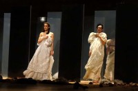 Im Abendkleid wird ein Ball besucht. Noch scheint die Welt in Ordnung zu sein. © Charlesroi danse