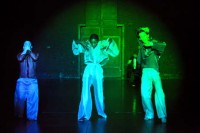 Das Trio in der Discobeleuchtung.