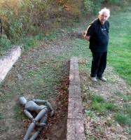 Dniel Spoerri im "Giardino": "Das Massengrab der Klone", 2000.