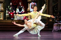 Polina Semionova (Prinzessin Aurora) und Alexandre Cagnat (Prinz Desiré) in einer Inszenierung von „Dornröschen“. © Yan Revazov/Staatsballett Berlin