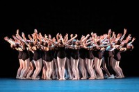 Die Studierenden der Ballettakademie in einer Choreografie von Hans van Manen mit dem Titel "Unisono", einstimmig und langweilig. 