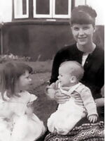 Sylvia PLath mit den Kindern Frieda Rebecca und Nicholas Hughes. © fembio.org