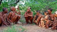 San-Gemeinschaft aus dem südlichen Afrika. Wie alle unspezialisierten Wildbeuter leben die San in kleinen Gruppen von rund 30 bis 40 Menschen.  © Aiono Tuominen /  licenseCCO