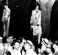 Die Lynchmorde an Thomas Shipp und Abram Smith, ermodert in Marion, Indiana, am 7. August 1930. Detail einer Fotografie von Lawrence Beitler. © wikipedia 