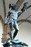 Perseus, der tapfere Held mit dem Haupt der Medusa. Bronze von Benvenuto Cellini, Florenz, Loggia dei Lanzi, 1554. Gemeinfrau / Jaatrow / wikipedia