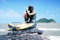 Mermaids sind auch in Thailand bekannt. Die moderne Skulptur, geschaffen von Jitr Buabus, befindet sich am Strand von Songkhla.  © wikipedia / GNU free license