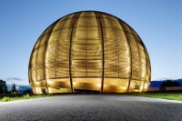 Ein Universum der Teilchen erwartet die Besucher:innen im Globe of Science and Innovation des CERN. © CERN