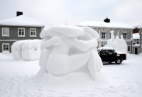 Schnnekkunst am Polarkreis, Robert versucht sich ebenfalls als Schneebildhauer. © polarkreisportal.de Schnnekkunst am Polarkreis, Robert versucht sich ebenfalls als Schneebildhauer. © polarkreisportal.de