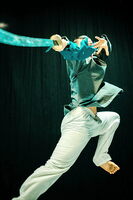 Schwertkämpfer und Flötist Florian Feit in seiner Performance Kokyū – Atem. © Atila Vadoc