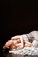 Das Beste aus AAR: Sara Wilnauer reflektiert in Into Pieces Solos von Bert Gstettner. © Martin Stapf  