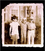 Gregory mit seinen kubanischen Freunden, Rodolfo Villareal und Ramos Finco, circa 1940.  Die kubanischen Buben aus dem Armenviertel von Havanna wurden von Ernest H. regelmäßig zum Baseball-Spiel in den Garten geholt.  © José Goitia for The New York Times / gemeinfrei 