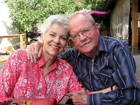 Kent Haruf mit seiner Frau Cathy in Salida. Sie hat nach seinem Tod eine Stiftung gegründet, zu deren Frommen und zu Ehren des Autors alljährlich ein Literaturfestival in Salida stattfindet.  © Central Magazin 