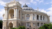 Das „Akademische nationale Theater für Oper und Ballett Odessa“, Wahrzeichen der Stadt, erbaut vom österreichischen Bauunternehmen Fellner & Helmer. Es ist keine Täuschung, dass das Opernhaus dem Wiener Volkstheater ähnlich sieht.   