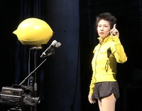 Eine Zitrone als fragende KI; die Künstlerin Akemi Takeya nicht als Dada, doch in Zitronengelb.