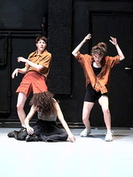Drei Tänzerinnen unterschiedlicher Herkunft tanzen gemeinsam, was ihr Körper gespeichert hat. (Portyannikova, Juhász, Pauer)