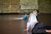Luisa Heilbron krümmt sich auf dem Boden, weg von der mobilen blauen Lampe. 