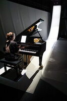 Pianistin Cathy Krier spielt Etüden von György Ligeti, die Company Making Dance ist auf der großen Bühne im Congress. © Bohumil Kostohryz