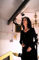 Norma Espejel singt, spielt und rezitiert. 