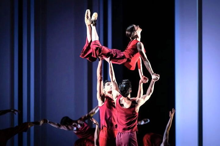 Yugen: Cassandra Trenary, gehoben von Davide Dato.