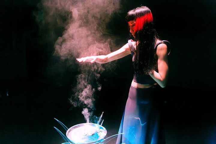 Cat Jimenez verbrennt Räucherwerk und erinnert sich.