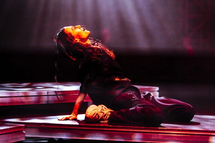 „„No Place Like Home“ von und mit Malika Fankha.