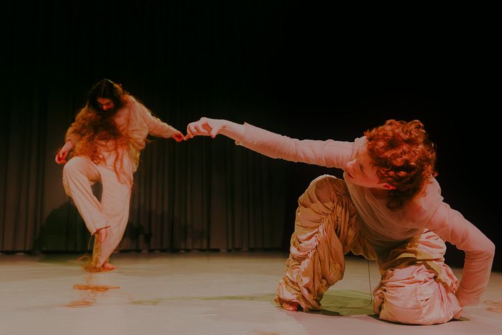 Hanna Schaar und Céline Weigt: Gefühle erzeugen Körperspannung.