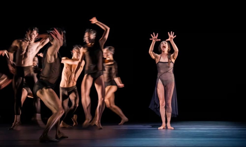 Alessandra Ferri mit dem Royal Ballet in Wayne McGregors Ballett „Woolf Works“, 2023. © Royal Opera House