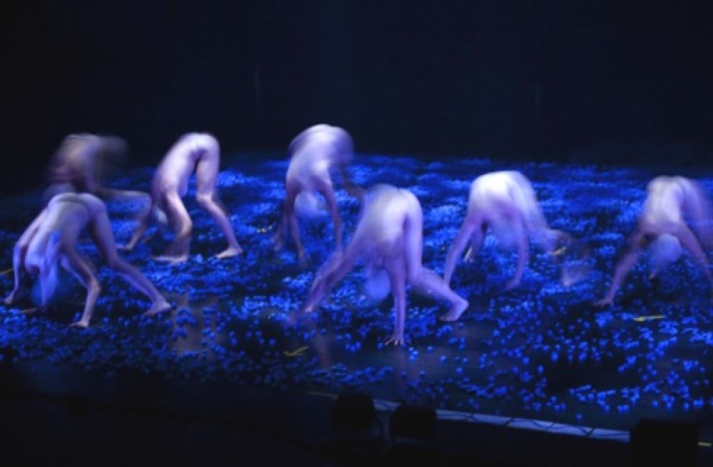 Ausschnitt aus „planet LUVOS“, Choreografie von Editta Braun, 2012.