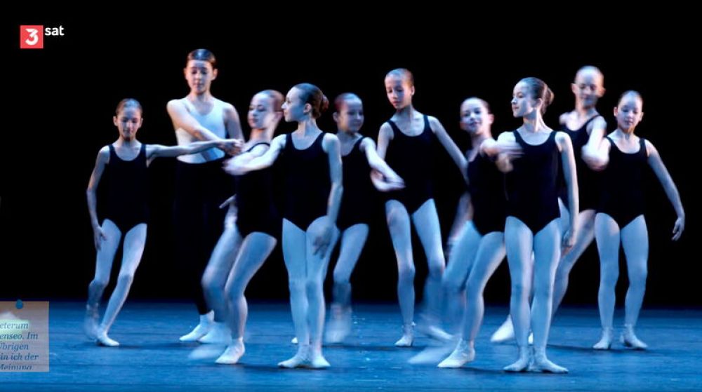 Matinee 2023, die Unterstufe zeigt ein Ballett von Hans Van Manen.