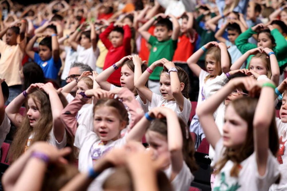 Bewegtes Singen des Monsterfreunde-Chors.