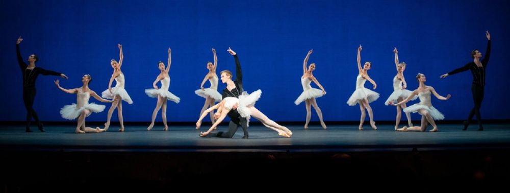 Balanchines Choreografie Symphony in C, ein schimmernder Kristall.